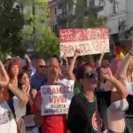 Vannacci contestato a Pescara al grido "fascisti carogne, tornate nelle fogne". Polizia evita il contatto tra i due schieramenti
