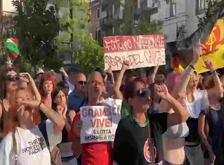 Vannacci contestato a Pescara al grido "fascisti carogne, tornate nelle fogne". Polizia evita il contatto tra i due schieramenti