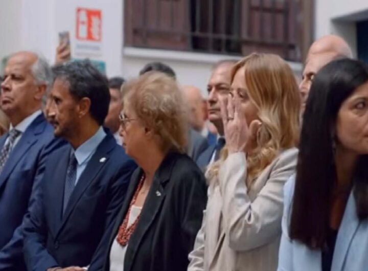 Il video di Giorgia Meloni che si commuove davanti alla Croma su cui viaggiavano Falcone e la moglie