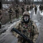 Guerra in Ucraina, un soldato con i suoi compagni