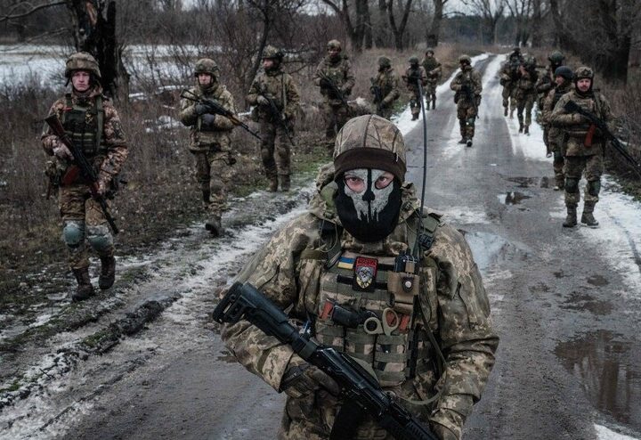 Guerra in Ucraina, un soldato con i suoi compagni