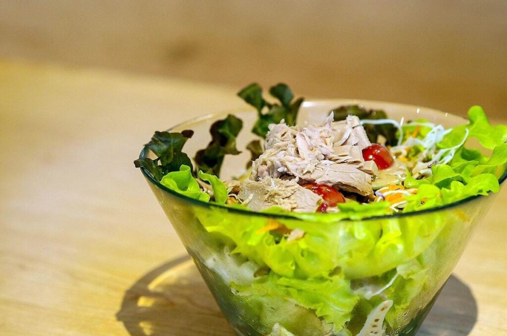 insalata con tonno e ceci e verdure