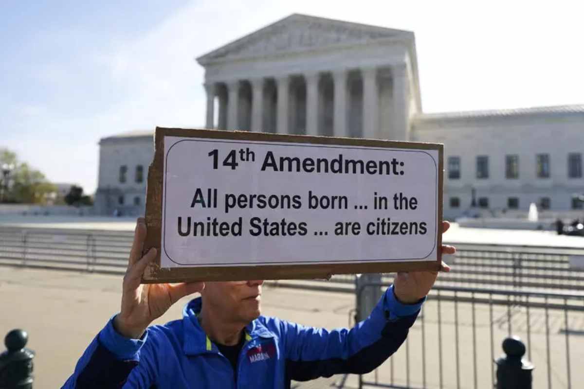 Statunitense mostra il 14esimo emendamento della Costituzione Usa