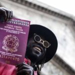 Un immigrato reclama la cittadinanza