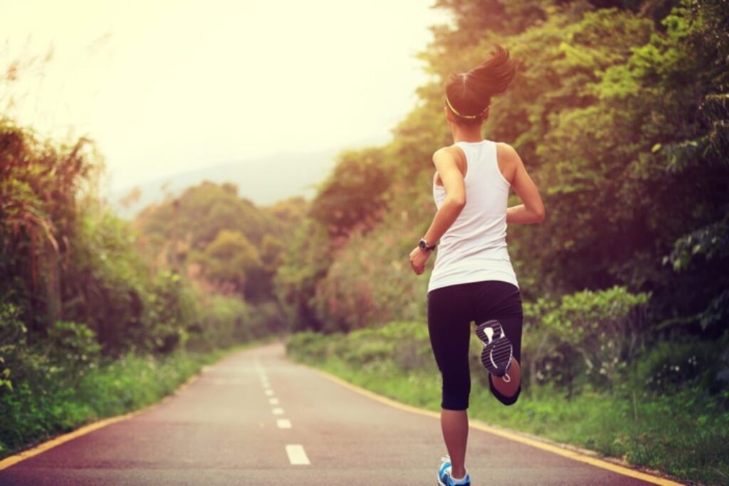 Prova a violentarla mentre fa jogging, lei si difende prendendolo a morsi