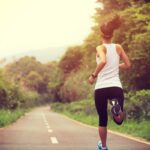 Prova a violentarla mentre fa jogging, lei si difende prendendolo a morsi