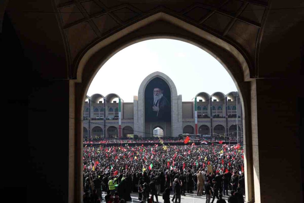 Il video dell'imponente funerale dell'Ayatollah Khamenei in Iran, milioni di persone in piazza al caldo