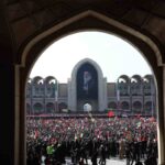 Il video dell'imponente funerale dell'Ayatollah Khamenei in Iran, milioni di persone in piazza al caldo