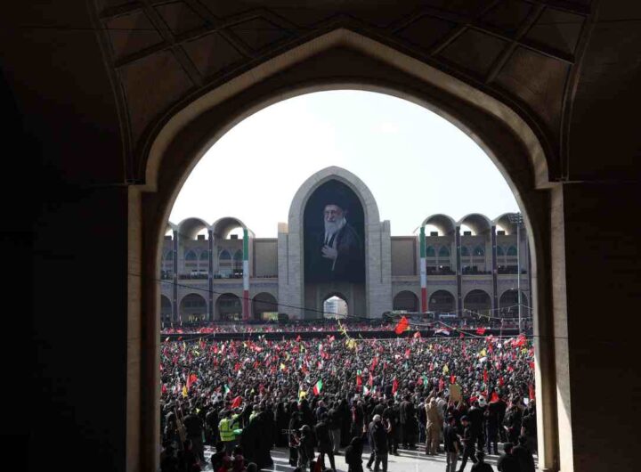 Il video dell'imponente funerale dell'Ayatollah Khamenei in Iran, milioni di persone in piazza al caldo