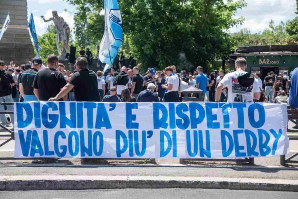 20mila tifosi della Lazio sfilano contro il presidente Lotito