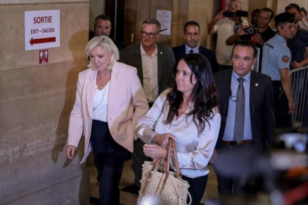 Marine Le Pen condannata ma sarà eleggibile: la leader dell'estrema destra francese esce dal Tribunale con il braccialetto elettronico
