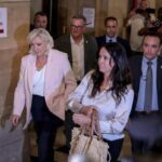 Marine Le Pen condannata ma sarà eleggibile: la leader dell'estrema destra francese esce dal Tribunale con il braccialetto elettronico