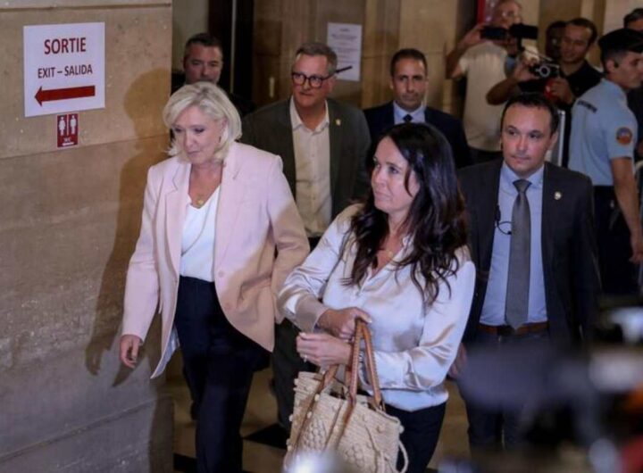 Marine Le Pen condannata ma sarà eleggibile: la leader dell'estrema destra francese esce dal Tribunale con il braccialetto elettronico