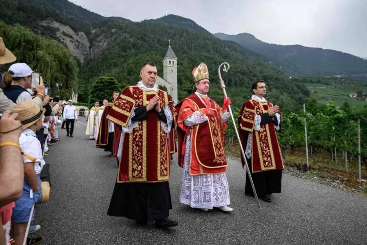 Chi sono i seguaci di Lefebvre, dallo scisma dalla Chiesa di Roma all’apertura di Benedetto