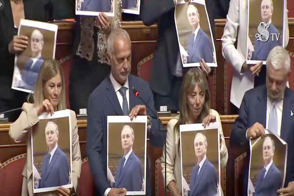 I manifesti con la faccia di Roggero mostrati dai leghisti 