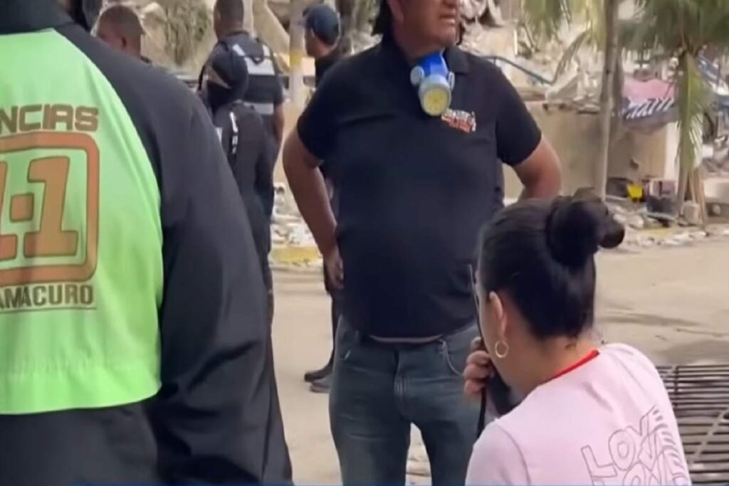 La moglie dell'agente sepolto sotto le macerie in Venezuela parla con il marito tramite una radio