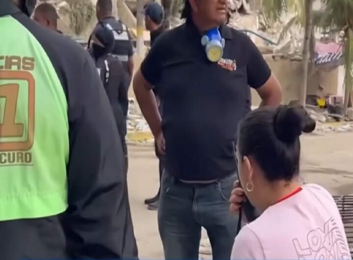 La moglie dell'agente sepolto sotto le macerie in Venezuela parla con il marito tramite una radio