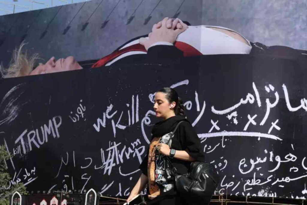 trump murales teheran