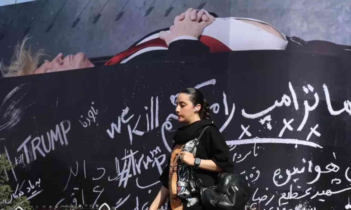 trump murales teheran