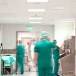 Si accende una sigaretta durante l'ossigeno terapia e provoca incendio in ospedale, denunciata