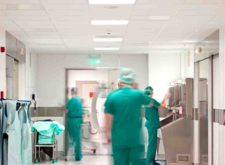 Si accende una sigaretta durante l'ossigeno terapia e provoca incendio in ospedale, denunciata