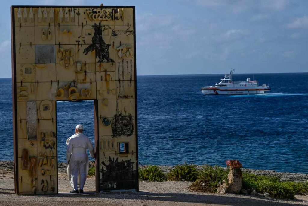 Papa Leone attraversa la Porta d'Europa