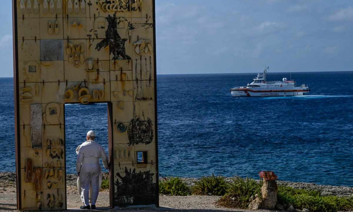 Papa Leone attraversa la Porta d'Europa