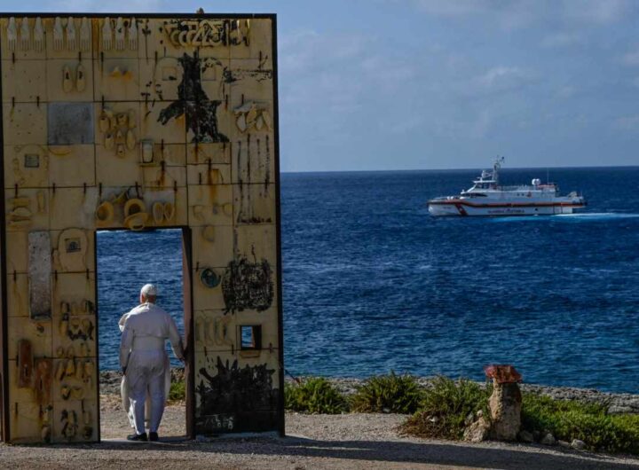 Papa Leone attraversa la Porta d'Europa
