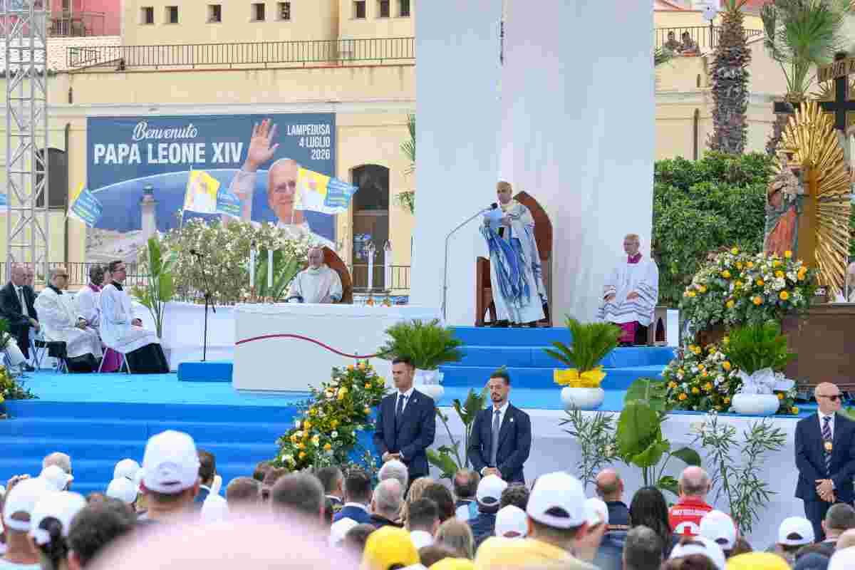Papa Leone a Lampedusa attraversa da solo la Porta d’Europa, poi la preghiera sulla tomba dei migranti: “Chiamati a responsabilità epocale”