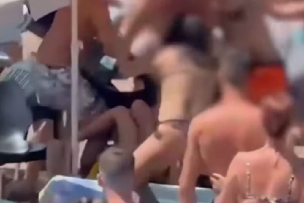picchiata in spiaggia