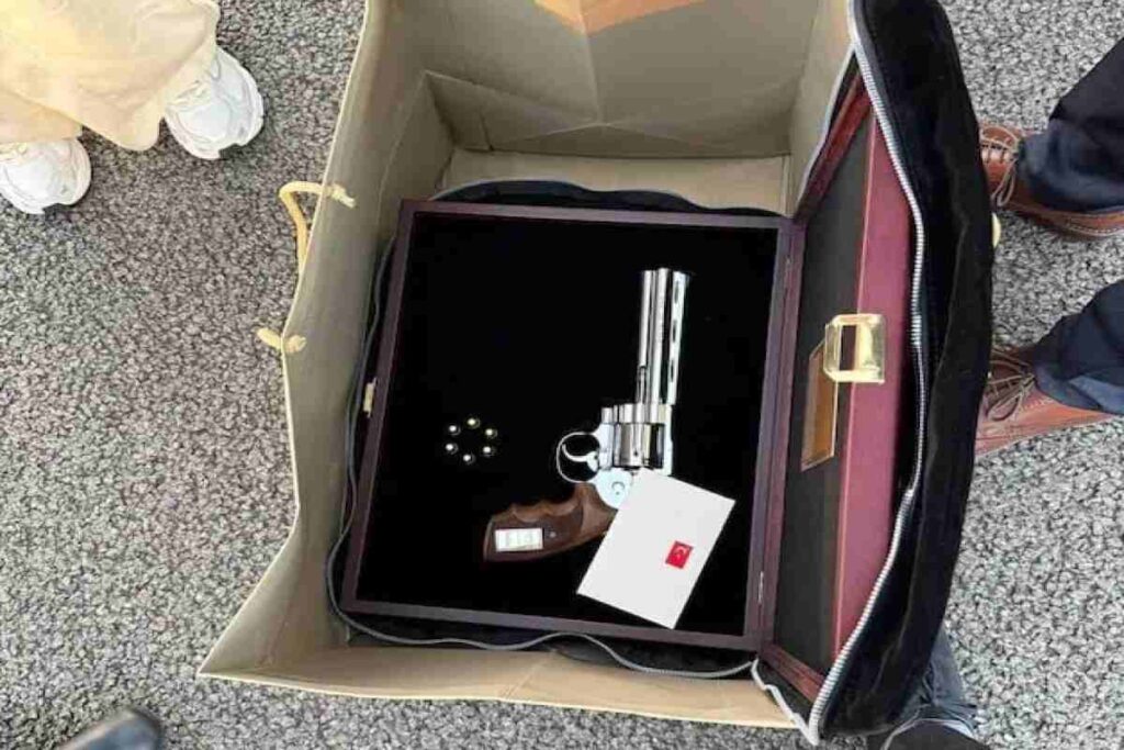 Una delle pistole personalizzate regalate da Erdogan ai leader nato