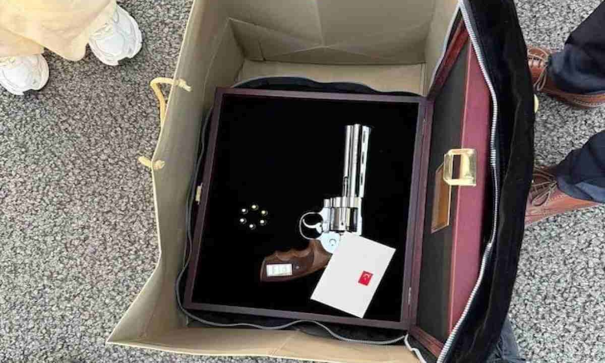 Una delle pistole personalizzate regalate da Erdogan ai leader nato