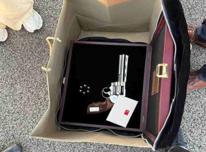 Una delle pistole personalizzate regalate da Erdogan ai leader nato