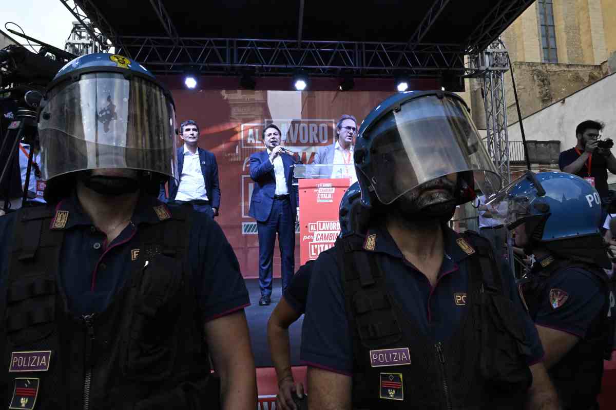 Polizia davanti al palco dei leader del campo largo