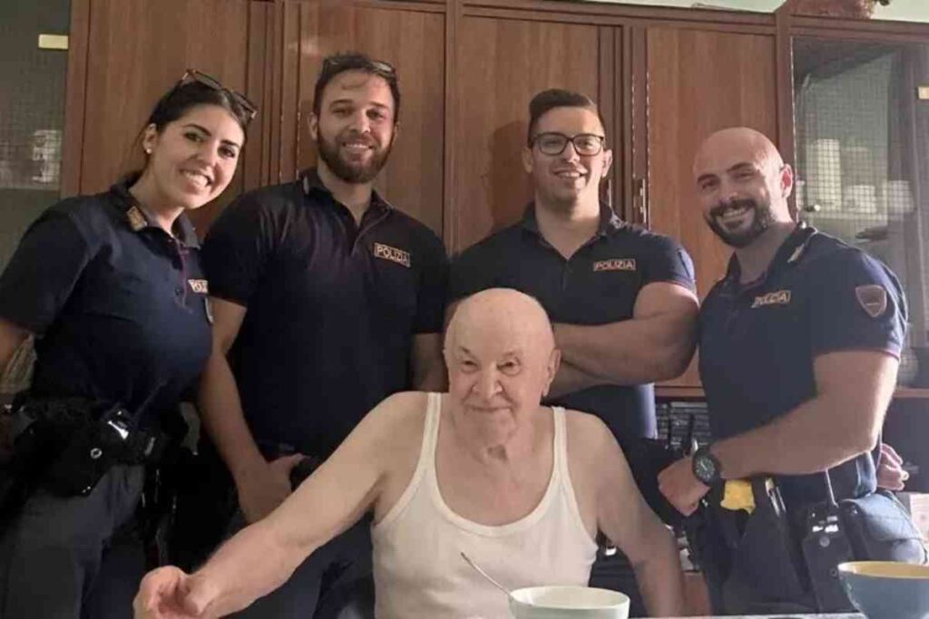 poliziotti Torino aiutano anziano solo