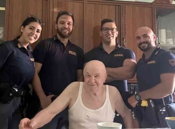 poliziotti Torino aiutano anziano solo