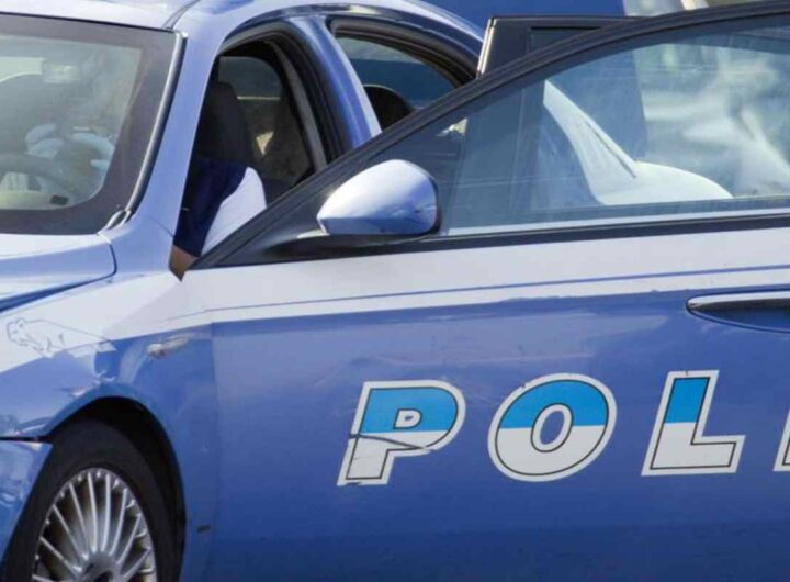 Sequestra una coppia in casa e la minaccia con i coltelli, arrestato