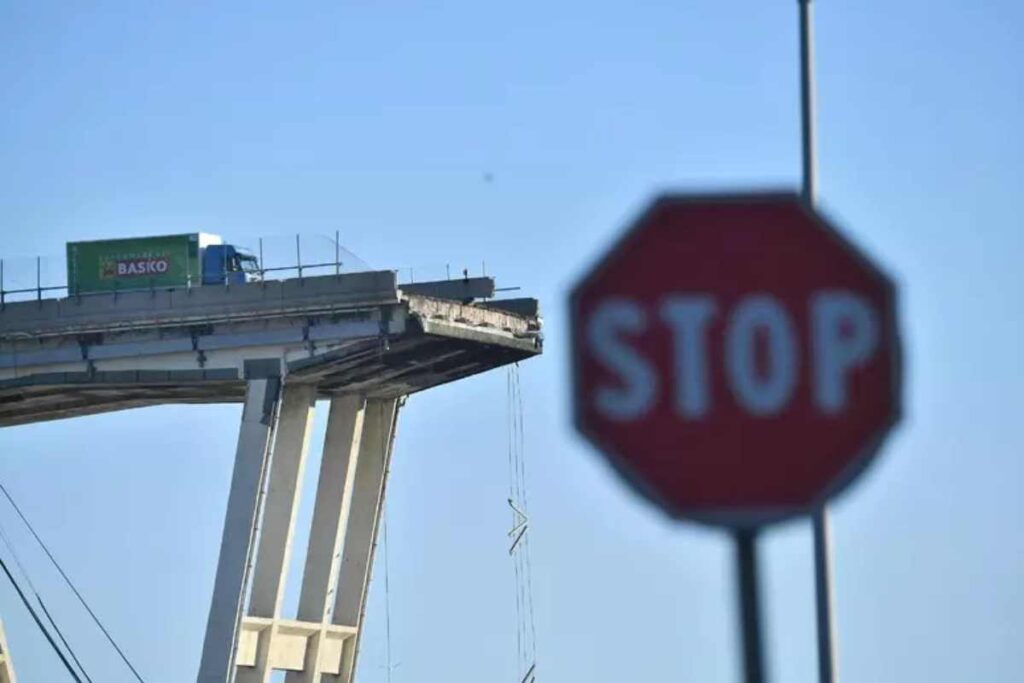 Il ponte Morandi dopo il crollo