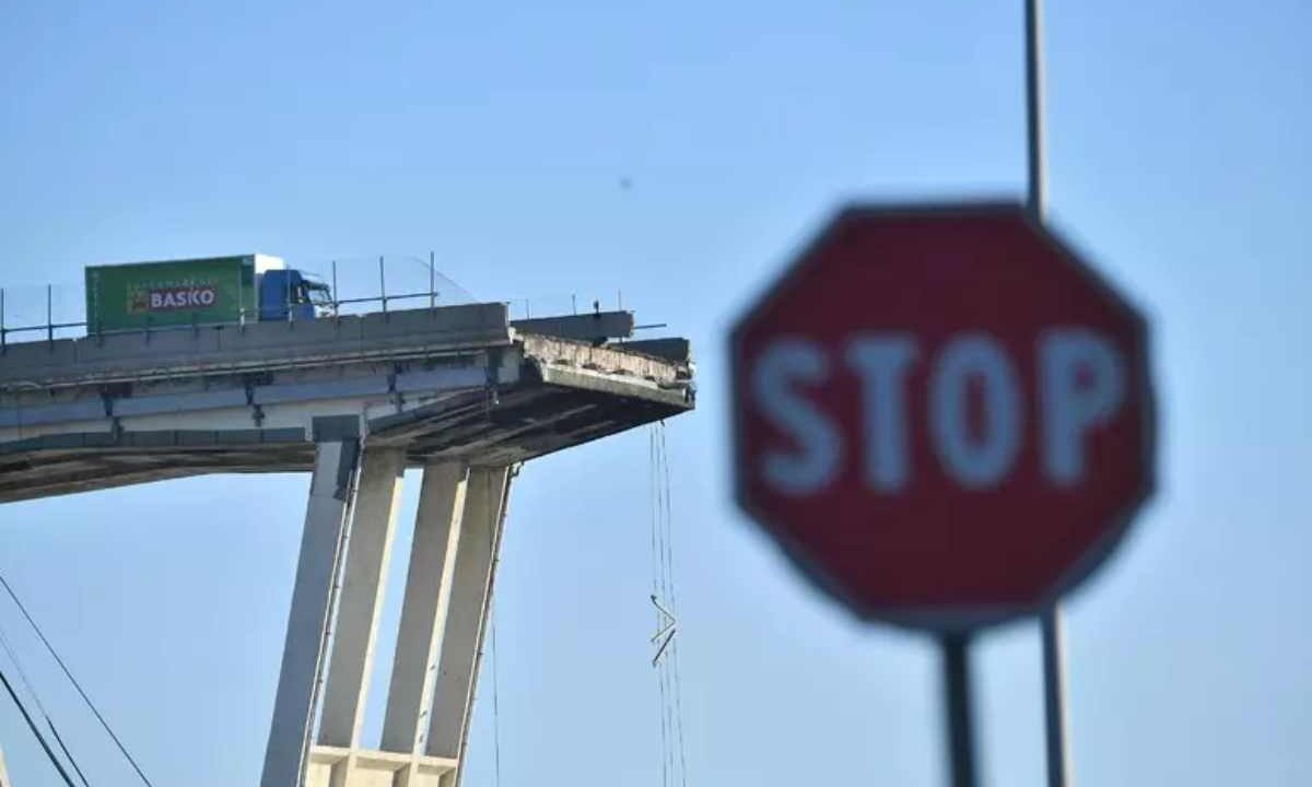 Il ponte Morandi dopo il crollo