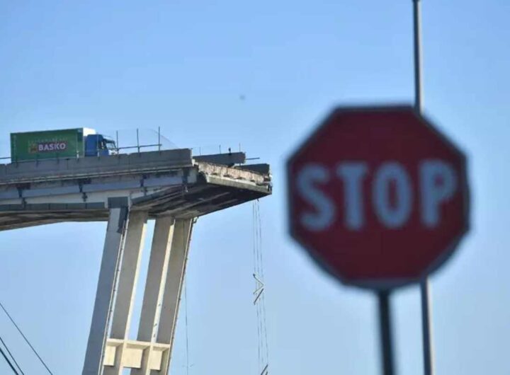 Il ponte Morandi dopo il crollo