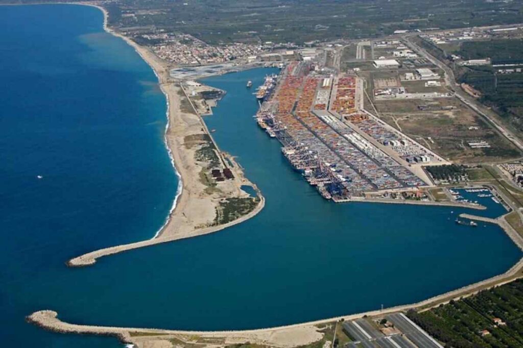 Il porto di Gioia Tauro in Calabria