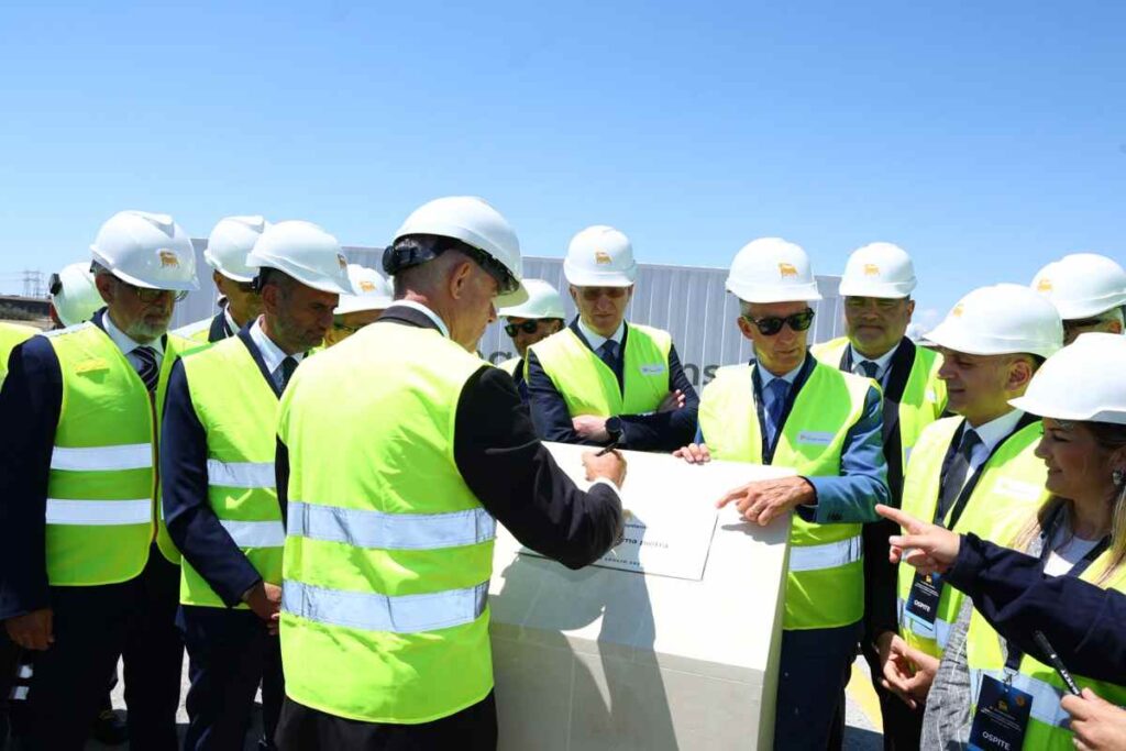 Eni Storage Systems avvia il cantiere della fabbrica per la produzione di batterie stazionarie a Brindisi, la foto della posa della prima pietra