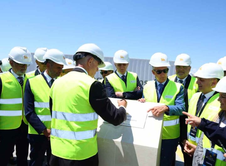 Eni Storage Systems avvia il cantiere della fabbrica per la produzione di batterie stazionarie a Brindisi, la foto della posa della prima pietra