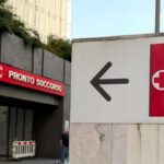Botte e calci a una 26enne in un parco a Bari, la donna finisce in ospedale col volto tumefatto