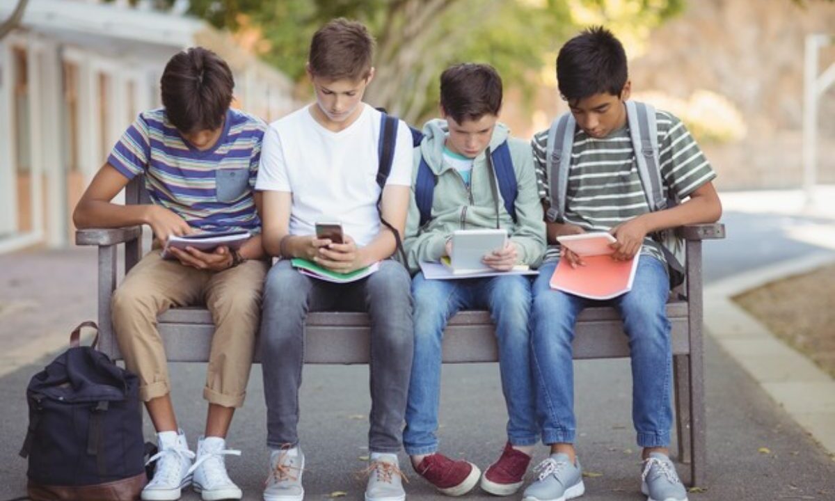 ragazzi al cellulare