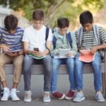 ragazzi al cellulare