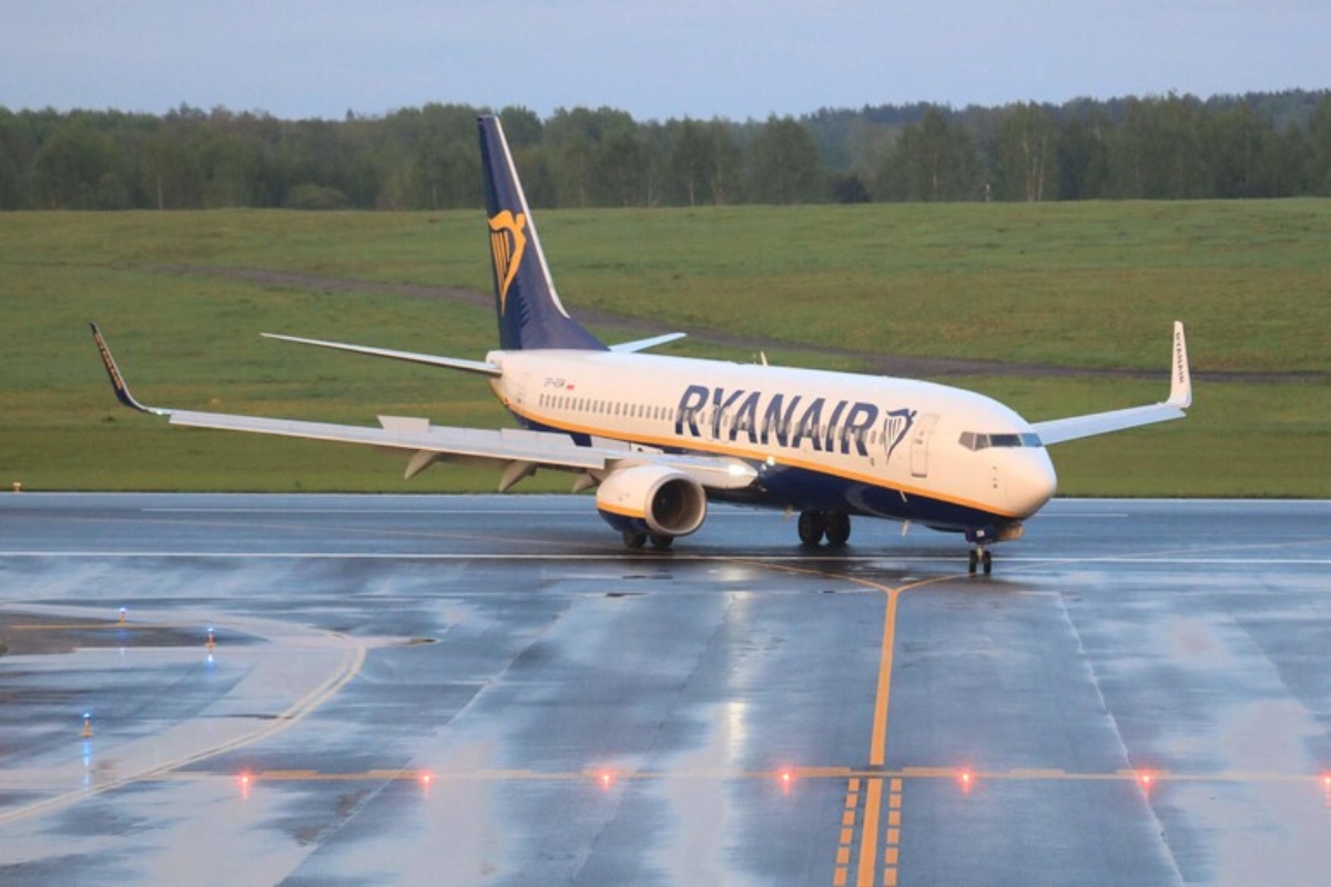 Risucchiato fuori dal finestrino su un volo Ryanair. Lo salvano i passeggeri tirando dall’altra parte