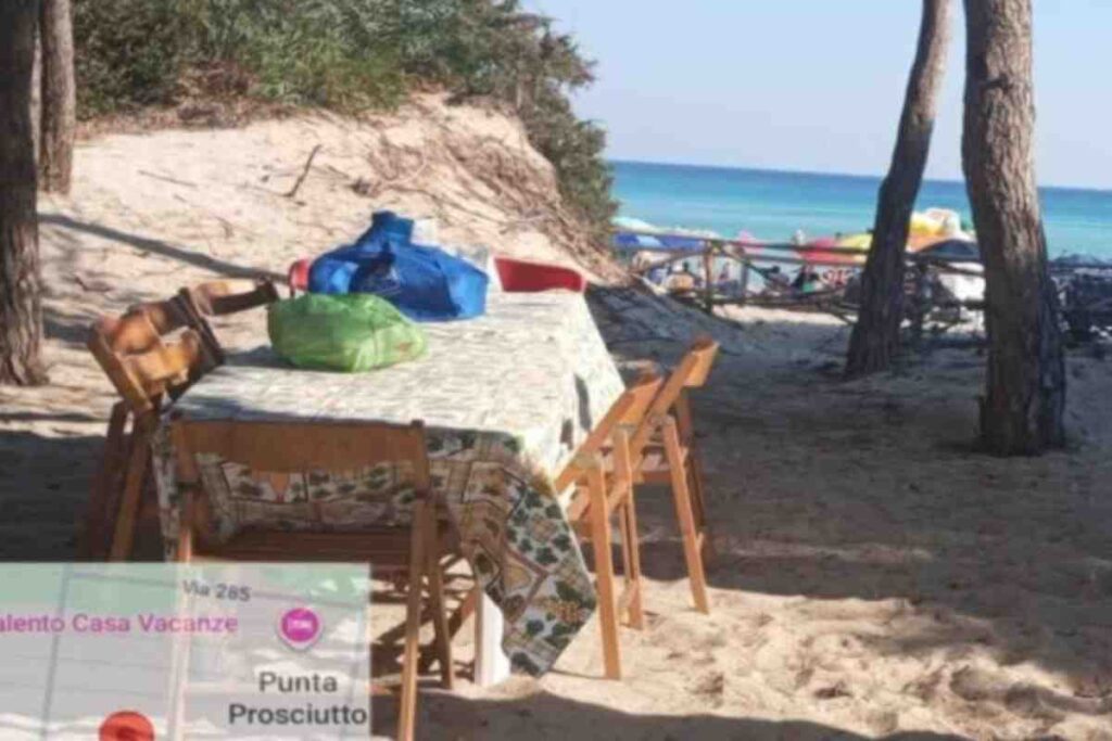 Allestiscono tavolata nella riserva naturale: sedie, tavoli e borse con il cibo sulle dune del Salento