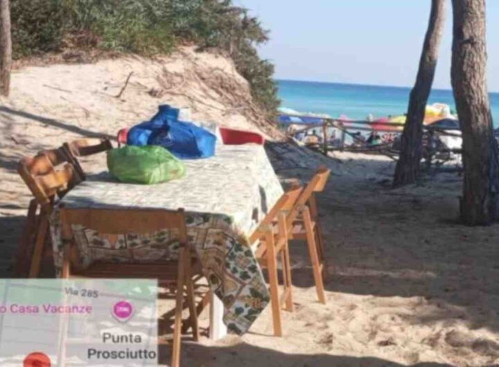 Allestiscono tavolata nella riserva naturale: sedie, tavoli e borse con il cibo sulle dune del Salento