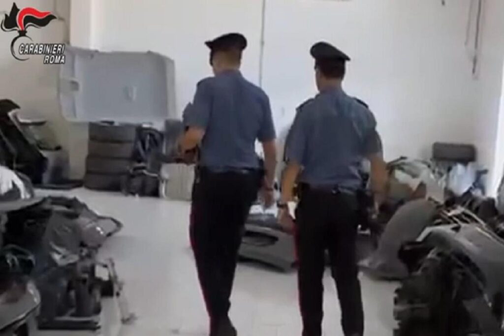 Carabinieri nel luogo in cui sono state trovate le auto rubate a Roma